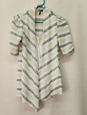 🚨2/$25 or 5/$50🚨HeartSoul Cream and Gold Open Knit Cardigan